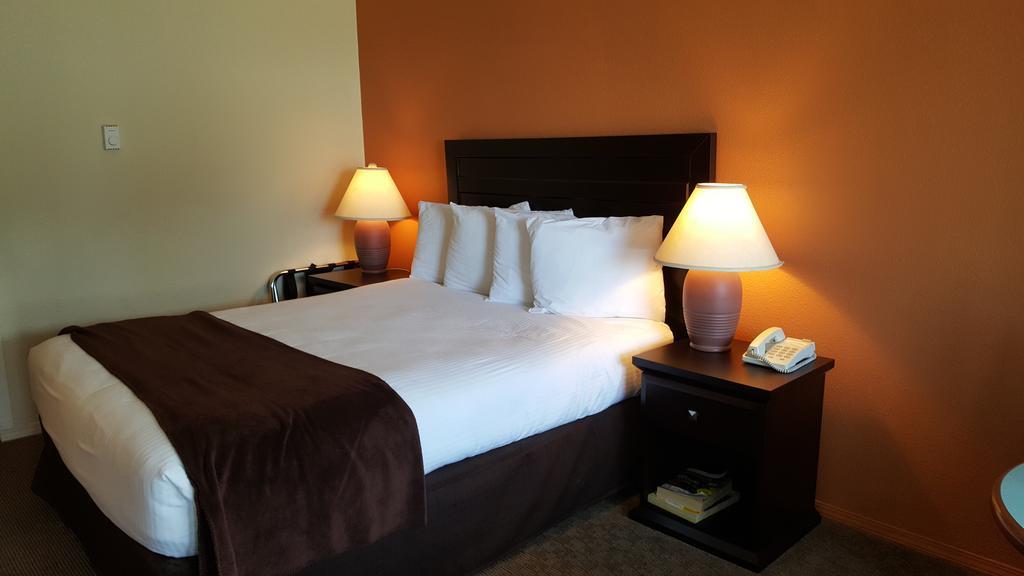 North Pointe Inn And Suites Келоуна Екстериор снимка